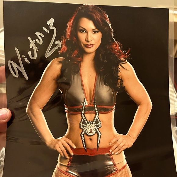 WWE diva Victoria hand signed ✍🏼 - Picture 1 of 2